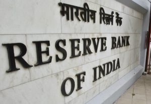 A police officer stands guard in front of the Reserve Bank of India (RBI) head office in Mumbai April 17, 2012. The Reserve Bank of India cut interest rates on Tuesday for the first time in three years by an unexpectedly sharp 50 basis points to give a boost to flagging economic growth but warned that there is limited scope for further rate cuts. REUTERS/Vivek Prakash (INDIA - Tags: BUSINESS)