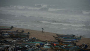 keralanews ockhi cyclone hundreds of fishermen are trapped in the sea