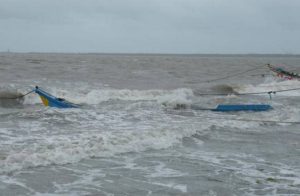 keralanews ockhi cyclone one boat ride to azhikkal coast