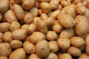 keralanews the price of potato has fallen farmers protest against this