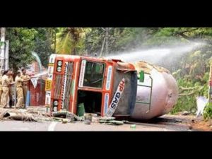 keralanews tanker lorry overturns in kozhikkode palakkad highway gas is leaking