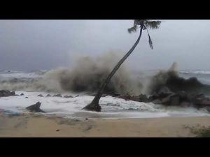 keralanews severe sea attack in kannur coastal areas two injured in pettippalam 60 houses were flooded