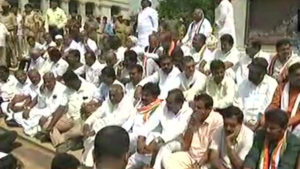 keralanews congress leaders protest infront of karnataka vidhan sodha