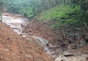 keralanews landslide in kozhikkode karinjola kattippara many people were trapped inside the soil two people were rescued