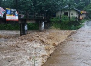 keralanews wide spread damage in heavy rain in kozhikkode leave for schools in four panchayath