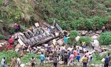 keralanews 32 killed after a bus falls into gorge in mumbai