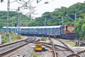 keralanews tree fell on the top of moving train in alappuzha