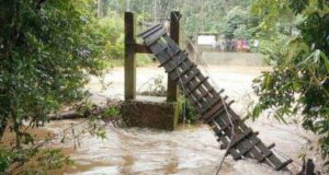 keralanews land slide in iritty valanchal hanging bridge destroyed