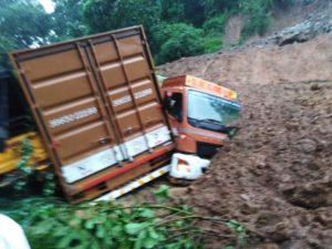 keralanews land slide in kuthiran and many vehicles trapped inside