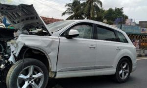 keralanews luxury car lost control and hits the auto and six died