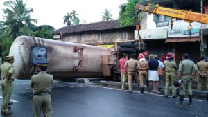 keralanews tanker lorry accident in kannur again in thiruvonam day