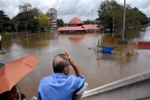 keralanews water level in periyar increasing aluva isolated