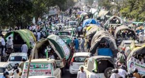 keralanews police blocked the farmers march conflict in gasiyabad police uses tear gas and water cannon against the farmers