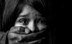 keralanews girl kidnapped after beating her parents in kollam