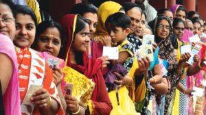 keralanews voting time ends in kerala and long queue continues in many places and tocken given to those who were in queue before six o clock