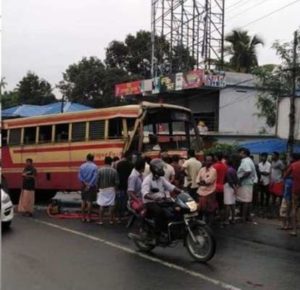 keralanews 50passengers injured when ksrtc buses collided in thiruvananthapuram