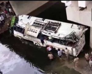 keralanews 29 killed when a bus falls into canal in agra express way