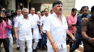 keralanews crisis continues in karnataka police blocked d k shivakumar outside the hotel