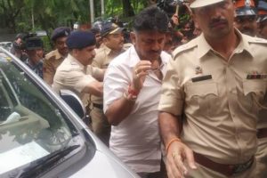 keralanews mumbai police warned d k shivakumar will be arrested if he does not return and prohibitory order issued in the area