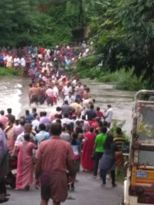 keralanews one person went missing when jeep fell into river in iritty manikkadav