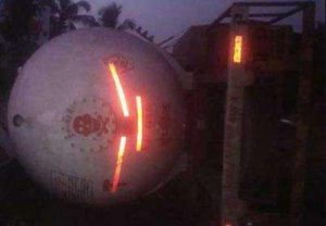 keralanews gas leaks as tanker lorry overturns in kasarkode mangalore national highway