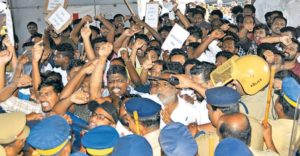 keralanews student protest in kerala at midnight clash in raj bhavan march