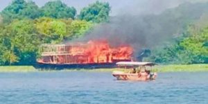 keralanews house boat with tourists catches fire in alapuzha