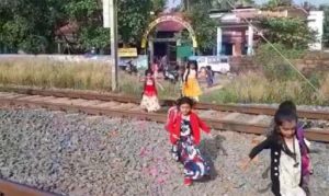 keralanews the video of school students crossing railway track getting viral railway take action