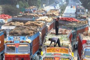 keralanews attack against lorry carrying vegetables from karnataka to kerala vegetables destroyed