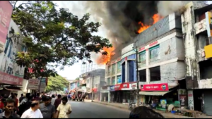 keralanews huge fire broke out in a shopping mall in payyannur