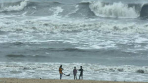 keralanews chance for cyclone in tamilnadu in 12 hours alert issued public transportation temporarily stopped in seven districts