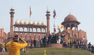 keralanews clash in farmers march farmers hoist flags over red fort