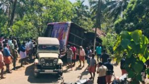 keralanews six died after tourist bus overturned in kasarkode panathoor