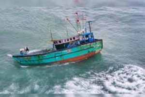 keralanews rescused fishermen trapped in sea after fishing boat capsized in kasarkode