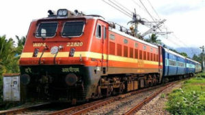 keralanews woman attacked in punalur passenger robs her suffers injury after falling from train