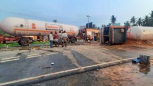 keralanews chala tanker lorry accident gas completely removed from tanker transportation was restored