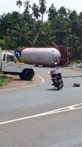 keralanews tanker lorry containing cooking gas overturned in kannur chala gas leaking