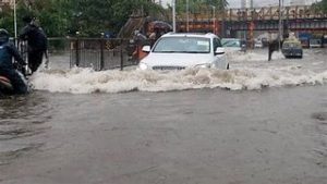 keralanews extensive damage in heavy rain in mumbai traffic interrupted