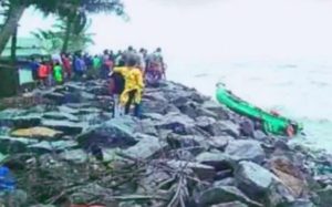 keralanews fishermen rescued after fiberglass boat capsized in sea storm