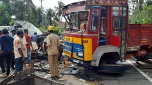 keralanews one died when van carrying currency note collided with lorry in kannur