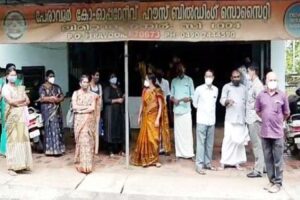 keralanews chit scam investors go on a hunger strike in front of the peravoor house building society