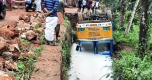 keralanews milmas tanker lorry overturned 7900 liters of milk lost