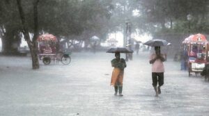 keralanews heavy rain leave for educational institutions in six districts and two taluk in the state