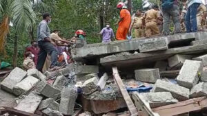 keralanews house under construction collapsed in kozhikode eight rescued