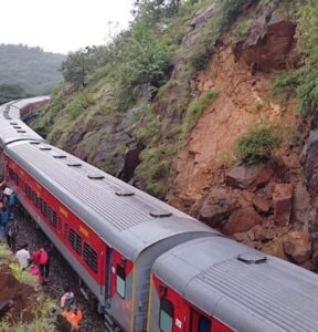 keralanews land slide kannur yeshwantpur express escaped from tragedy