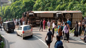 keralanews 15 injured when bus carrying sabarimala pilgrims overturned