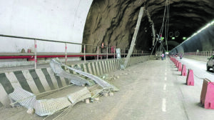 keralanews incident of light smashed in kuthiran tunnel lorry found