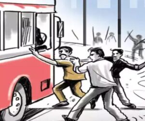 keralanews bus driver beaten by students in payyannur