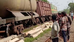 keralanews goods train derailed in thrissur puthukkad train transport disrupted in thrissur ernakulam route