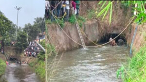 keralanews killed three people including women when car overturned into canal in adoor